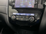 【オートエアコン】タッチパネル式オートエアコンで運転席周りの凹凸が少なくスッキリとしています。