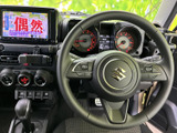 手にしっくりと馴染むステアリング。操作性も良く、快適なドライビングをサポートします。車両感覚を掴みやすく、運転が楽しくなります。