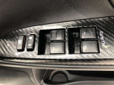 パワーウィンドは今や当たり前の機能ですが、無いと困る機能です。運転席からの操作で、全席の窓を振るオープンにしたり、フルクローズが可能です。