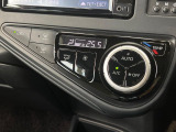 【オートエアコン】一度お好みの温度に設定すれば、車内の温度を検知し風量や温度を自動で調整。暑い&hellip;寒い&hellip;と何度もスイッチ操作をする必要はありません。快適な車内空間には必須の機能ですね♪