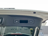 【電動リアゲート】ボタン1つで開閉可能。荷物の積み下ろしもスムーズで、安全・便利に使えます。
