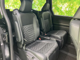 ゆったりとくつろげるシートスペース。家族や友人と快適な時間を過ごせる、広々とした車内が魅力です。