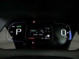 運転に役立つ情報を分かりやすく表示するマルチインフォメーションディスプレイをセンターに配した見やすいデジタルメーター。