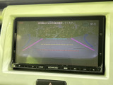 狭い道でも後方確認がしやすく、安全な駐車をサポート。運転に自信がない方でも安心です。ガイドライン表示で、より正確な駐車操作が可能になります。
