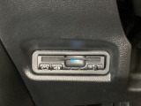 ハンドルの左下にETCがついています。高速道路の料金所の通過も楽々です。 カードの取り出しもしやすい場所についています。