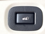 【パワーバックドア】スマートキーや運転席のボタンを押すだけでリアゲートが自動で開閉します!荷物を持っている時や、高い位置にあるバックドアを閉める際に便利な機能です♪