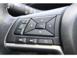 各種のコントロールスイッチが内蔵され、運転に集中できるステアリング。革巻き素材と造形が手にしっくり馴染みます。
