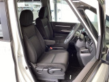 フロント広々、セパレートシートの運転席は、ハイトアジャスターが付いているので、快適にドライブができます。ハンドルはテレスコピック機能で、ハンドル位置を上・下・手前・奥に調節できます。