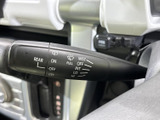 雨天時でもクリアな視界を確保できるワイパー操作は、安全運転に不可欠。操作感も良く、雨の日の運転をサポートします。間欠機能も便利です。