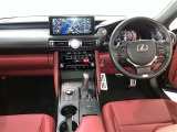 運転席周りのレイアウトをご覧ください。ナビゲーションが綺麗に装着されすっきり収まってますね!