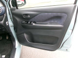 運転席ドア内張。