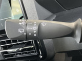 雨の日でもクリアな視界を確保できるワイパーレバーは、安全運転に不可欠です。悪天候時でも安心して運転できます。