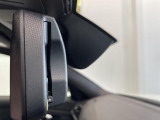 自動防眩機能を備えたルームミラー。ETC車載器を搭載しておりスタイリッシュかつ機能性を兼ね備えております。