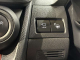 【アドバンスト パーク】スイッチを押すだけで駐車操作を支援し駐車をスムーズに!アクセル、ブレーキの操作をクルマが支援してくれます! ※ シフト操作は手動です。