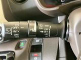 操作しやすい位置に配置されたウインカーレバーです。スムーズな操作で、安全な車線変更をサポートします。直感的に使える設計です。