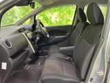操作しやすい配置のスイッチ類が、運転をサポートします。快適なドライブをサポートする機能が満載。運転席からの視界も良好です。