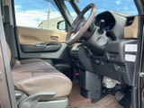運転席周りはシンプルで使いやすく、運転に集中できます。広々とした空間で快適なドライブをお楽しみください。