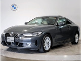 【BMWの伝統】BMWの特徴的な&ldquo;キドニーグリル&rdquo;は、80年以上続く伝統の形でございます。変わらないこだわりのデザインが、プレミアムブランド&ldquo;BMW&rdquo;を創り出します。