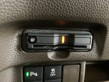 ハンドルの左側にETCがついています。高速道路の料金所の通過も楽々です。カードの取り出しもしやすい場所についています。