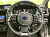 手に馴染むステアリングは、運転操作をスムーズにします。オーディオ操作など便利な機能も搭載し、快適な運転をサポートします。