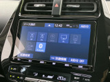 多彩なソースに対応し、お好みの音楽を楽しめます。直感的な操作で、快適な車内空間を演出。ドライブ中のエンターテイメントに最適です。