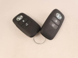 電子キーをカバンやポケットに持っていれば、ドアハンドルやバックドアに付いているボタンを押すだけでドアの開閉ができます。手が塞がっている時、カバンの中からカギを探す必要がありません。