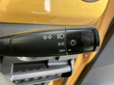 操作しやすい位置に配置されたウインカーレバーです。スムーズな操作感で、安全な車線変更をサポートします。