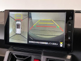 【フロントワイドビュー】発進時や狭い路地からの脱出などで重宝します。運転席から認識しづらい歩行者やクルマを確認することが可能!