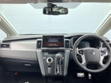 開放感のある室内空間。ドライバー視点からの視界も広く、運転に集中できます。快適な運転環境を演出します。