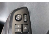 鍵の施錠開錠に合わせてドアミラーが開閉するオート格納機能付きのドアミラー。少し離れた場所からでも見た目で鍵の閉め忘れの確認が出来る便利な機能です。