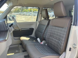 運転席周りの空間は広く、操作性も抜群です。シートの角度調整で、最適なドライビングポジションを見つけられます。