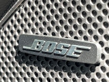 【BOSEサウンドシステム】メーカーオプションの高品位サウンドシステムを搭載。専用のチューニングが施された大小様々なスピーカーから良質なサウンドが奏でられ、臨場感あふれる音響空間を演出します。
