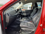 運転しやすいポジションで、快適なドライビングをサポート。長時間の運転でも疲れにくい工夫が施されています。