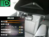 フロントカメラで車線や前方の人や車をモニターして、エマージェンシーブレーキや車線逸脱警報をを作動。ハイビームアシストも装備。