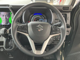握りやすいステアリングは、運転操作をスムーズにします。快適なドライビングポジションを実現します。