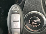 【インテリジェントキー】カバンやポケットに入れたままでもドアの施錠・解錠が可能なスマートキーを装備。エンジンのオン・オフ時もカギを取り出す必要が無いからとっても便利です♪