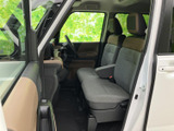 運転席からの視界は広く、運転操作もスムーズに行えます。快適なドライビングをサポートする、機能的な空間です。開放感も抜群です。