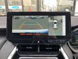後方確認をサポートするモニター。駐車時の安全性を高め、狭い場所でも安心して操作できます。運転に自信がない方にもおすすめです。