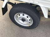 タイヤ残り溝が1.6mmになる目安として「スリップサイン」が設けられています。この車はまだまだ残っておりますので、安心してお乗り頂けます!