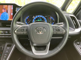 握りやすいステアリングは、運転操作をスムーズにします。操作性にも優れ、快適なドライビング体験を提供します。