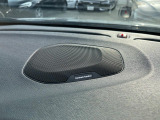 【harman kardon】ハーマンカードンのHi-Fiスペシャリストと共に、モデル別に開発・設計された専用チューニングが臨場感溢れる音響空間を実現しています。
