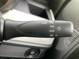 操作しやすい位置に配置されたウインカーレバー。オート機能も備え、安全な運転をサポートします。視認性も確保されています。