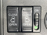 【両側スライドドア】駐車場で隣の車との間隔が狭く乗りにくい時、スライドドアなら安心!ドアオープン時も幅を取らず、開口部が広いので乗り降りがとっても簡単です。大きな荷物の出し入れも後席から可能♪