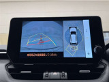真上から見下ろしたような視点で車とその周囲を確認出来る画面と、車両後方を映し出すバックモニター画面の2つを表示してくれます。