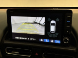 リバースギアに入れるだけで後方の表示へ切り替わります。夜間や雨の日の駐車も楽になりますよ。