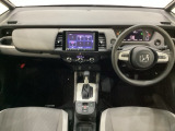 車内は光触媒抗菌消臭施工済です。インパネ周りはスタイリッシュなデザインで機能や装備も充実しています。グローブボックスやカップホルダーのほかにトレーなどたくさんの収納スペースが付いています。