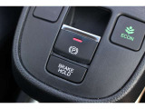 電子制御パーキングブレーキ。ブレーキホールドをONにすれば、ブレーキペダルから足を離しても、停車状態が続きます。アクセルを踏めばブレーキが自動で解除され、発進が可能。信号待ちの間などに便利な機能です。