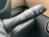 操作しやすい位置に配置されたレバーで、スムーズな車線変更をサポート。安全な運転に貢献する機能です。