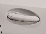 【デザインとの融合】BMWデザイナーが創り出したボディデザインを損なう事のない様に配置とデザインに拘っています。ドアノブについてもBMWの拘りに妥協はありません。