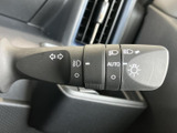 操作しやすいウインカーレバーは、スムーズな車線変更をサポートします。安全確認を怠らず、快適なドライブを楽しみましょう。